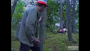 Бомж трахает с парнем его девушку на поляне в лесу